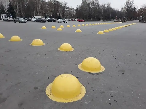 Желтые полушары для парковки