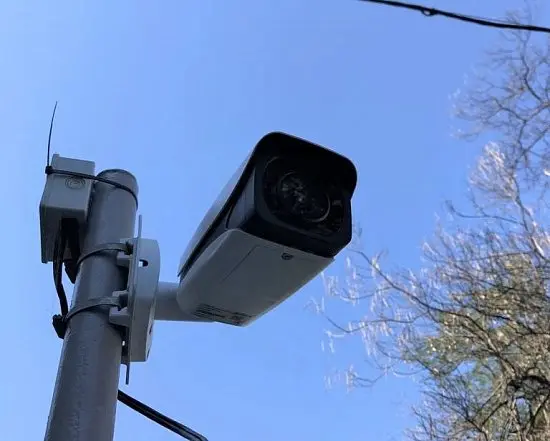 Камера видеонаблюдения Dahua с фиксацией номеров машин