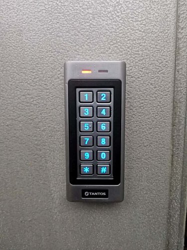 Установка кодового замка в подъезде