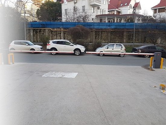 Монтаж автоматического шлагбаума на парковке МЦ
