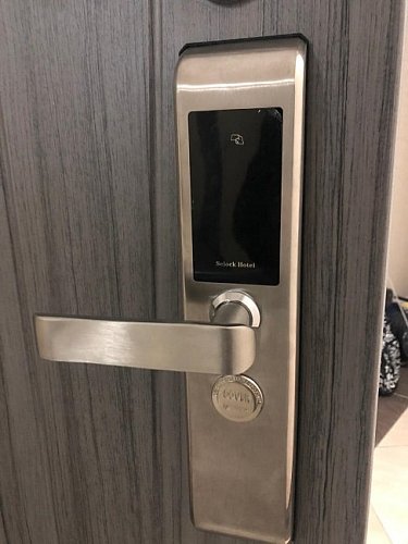 Установка электронного замка в квартиру