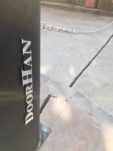 Установка цепного барьера на парковке многоквартирного дома