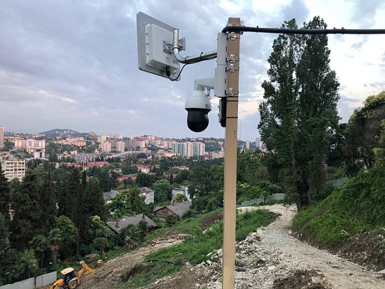 Установка камеры для наблюдения за строительством объекта
