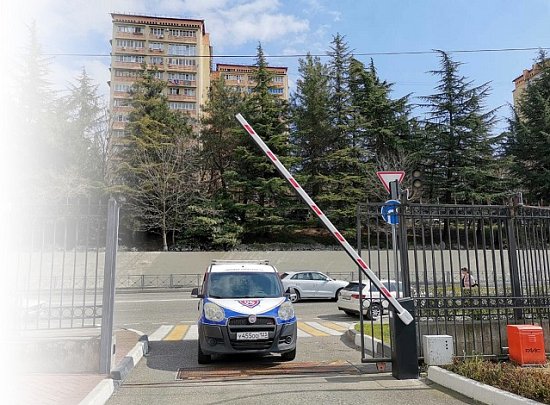 Монтаж шлагбаума для ограничения въезда на парковку