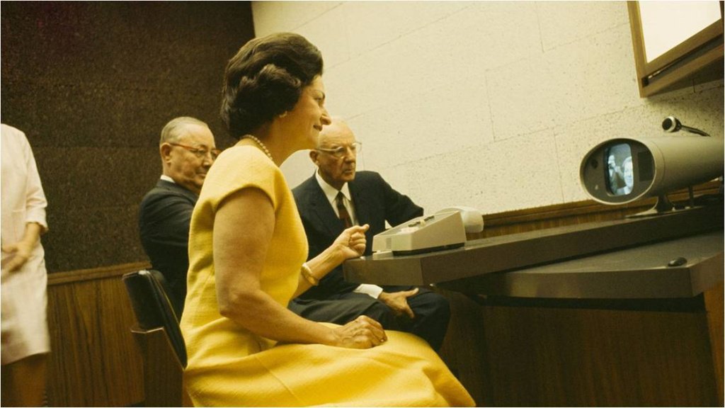 Первое устройство, обеспечивающее возможностью телефонной видеосвязи, было представлено 20 апреля 1964 года.jpg