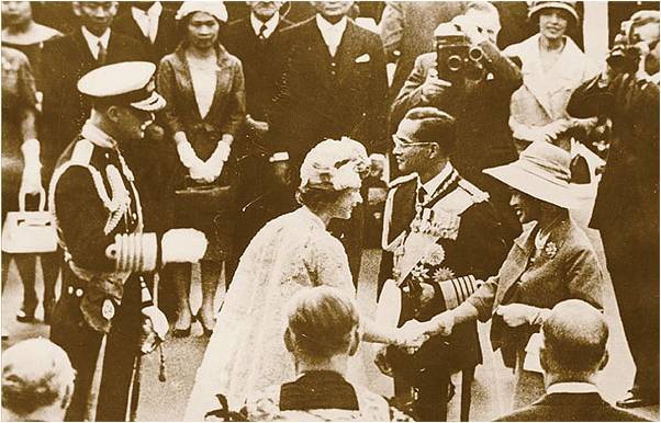Визит тайской королевской семьи в Лондон в июле 1960 года.jpg