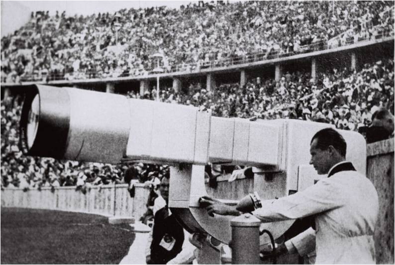 Электронная телекамера «Olympia-Kanone» во время прямой трансляции с Берлинского стадиона на летних Олимпийских играх в 1936 году.jpg