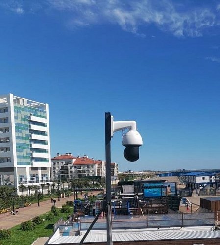 Установка уличной поворотной камеры наблюдения на набережной